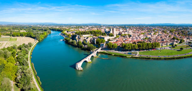 vista aerea della città di avignone, francia - rhone bridge foto e immagini stock