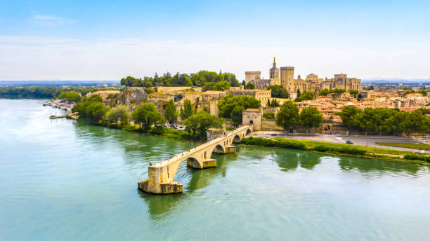 ponte de saint benezet em avignon em um dia de verão bonito, france - rhone bridge - fotografias e filmes do acervo