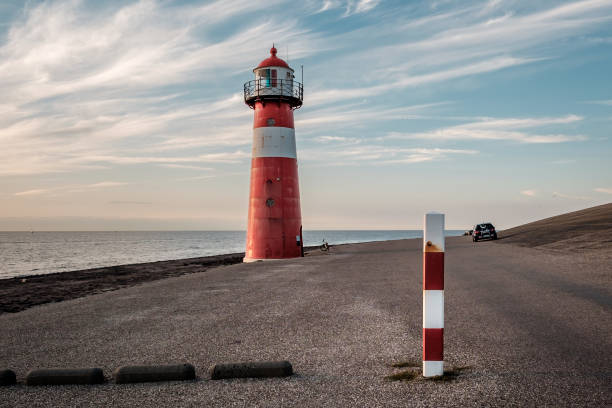 farol vermelho e branco em westkapelle - rood - fotografias e filmes do acervo