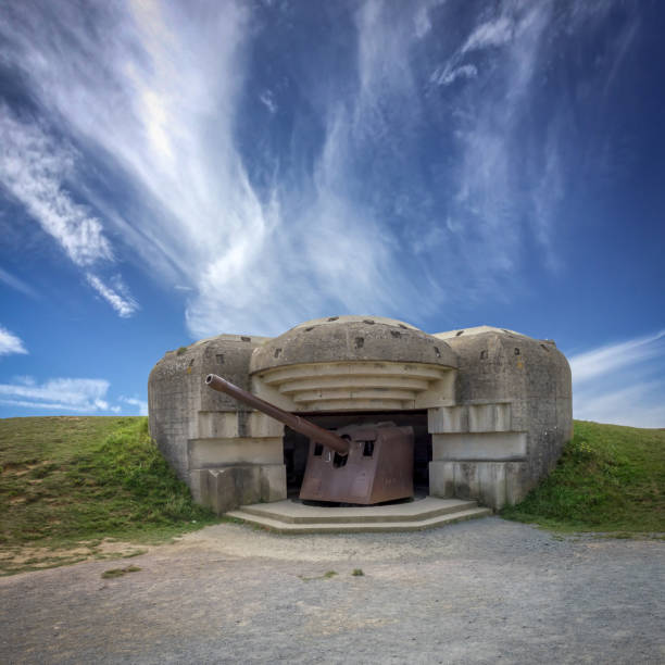 batería de cañón de la segunda guerra mundial de longues-sur-mer - gun turret fotografías e imágenes de stock