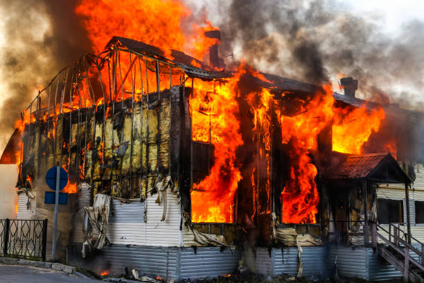 casa ardente - burning down - fotografias e filmes do acervo