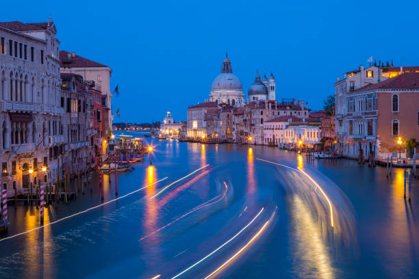 вид из понте-дель-академия в венеции, италия - venice italy beautiful accademia bridge grand canal стоковые фото и изображения