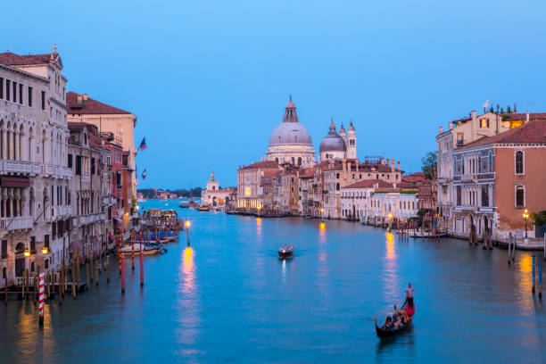 вид из понте-дель-академия в венеции, италия - venice italy beautiful accademia bridge grand canal стоковые фото и изображения