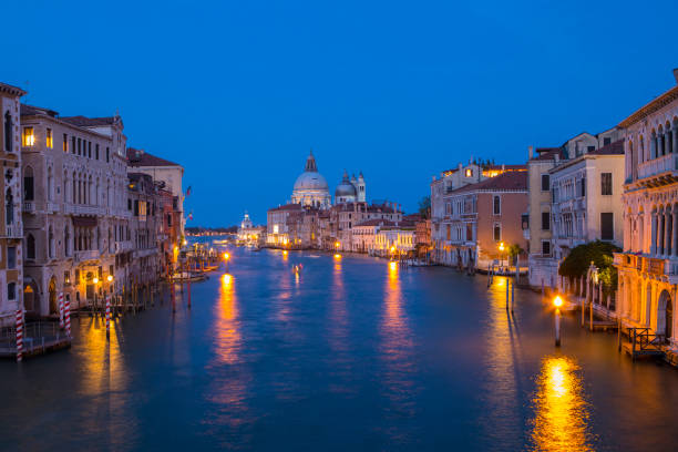 вид из понте-дель-академия в венеции, италия - venice italy beautiful accademia bridge grand canal стоковые фото и изображения