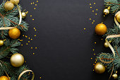 黄金の装飾、ボーブル、モミの木の枝、紙吹雪とブラッククリスマスの背景。クリスマスホリデーのお祝い、冬、新年のコンセプト。クリスマスバナーモックアップ、グリーティングカード�