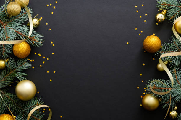 黄金の装飾、ボーブル、モミの木の枝、紙吹雪とブラッククリスマスの背景。クリスマスホリデーのお祝い、冬、新年のコンセプト。クリスマスバナーモックアップ、グリーティングカード� - 伝統 写真 ストックフォトと画像