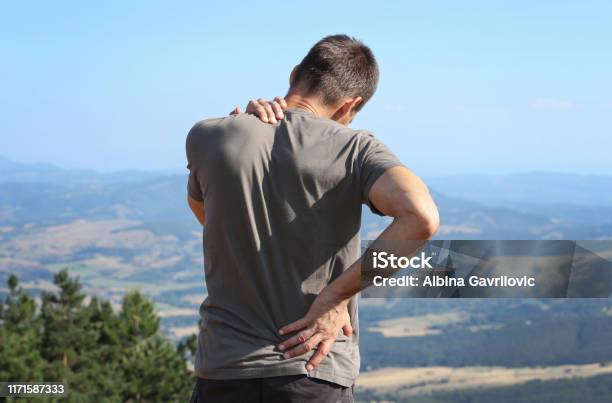 Rückenschmerzen Linderung Mann Wanderer Mit Rückenschmerzen Stockfoto und mehr Bilder von Rückenschmerzen