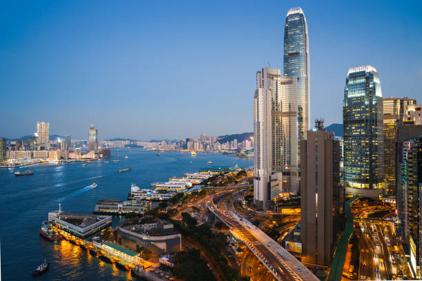 vista da skyline de hong kong - night sky hong kong architecture - fotografias e filmes do acervo