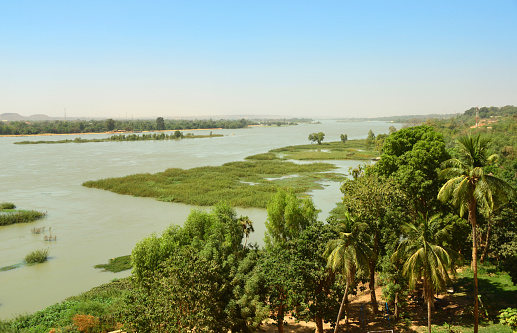 Niamey, Niger: Niger River from the left bank - view upstream towards Neini Goungou, the third-longest river in Africa, rises between Sierra Leone and Guinea at an altitude of 800 m at the foot of the Loma Mountains. Its course crosses or borders five states (Guinea, Mali, Niger, Benin and Nigeria) - called Djoliba in Mandingo