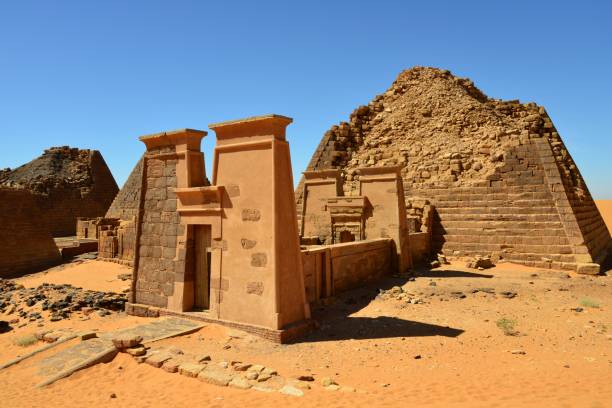 Meroe pyramids - Nubian tombs in the Sahara desert - UNESCO World Heritage Site, Begarawiyah, Sudan - N11 Queen Shanakdakhete - double monumental gateway (pylon) Meroe, Begarawiyah, Kush, Sudan: Nubian pyramids of Meroe, tombs of the Kushite kingdoms - Archaeological Sites of the Island of Meroe - UNESCO World Heritage Site - dated c. 800 BCE – c. 350 CE - pyramid N11, tomb of Queen Shanakdakhete with its double pylon and yard n11 stock pictures, royalty-free photos & images