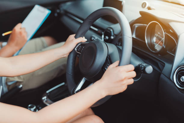 Woman practice driving car exam driver licence control steering wheel education and learn on street road by driving instructor teaching at school drive transportation safety travel, people lifestyle mujer practicar la conducción de permiso de conducir permiso de conducir control de la licencia de conducir educación y aprender en la carretera de la calle por la conducción instructor de enseñanza en la escuela conducir viajes de seguridad de transpo