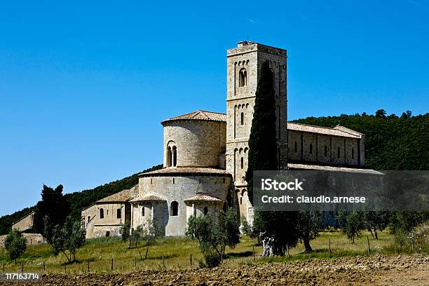 Santantimo - Fotografias de stock e mais imagens de Abadia - Abadia, Abadia de Sant'antimo, Ajardinado