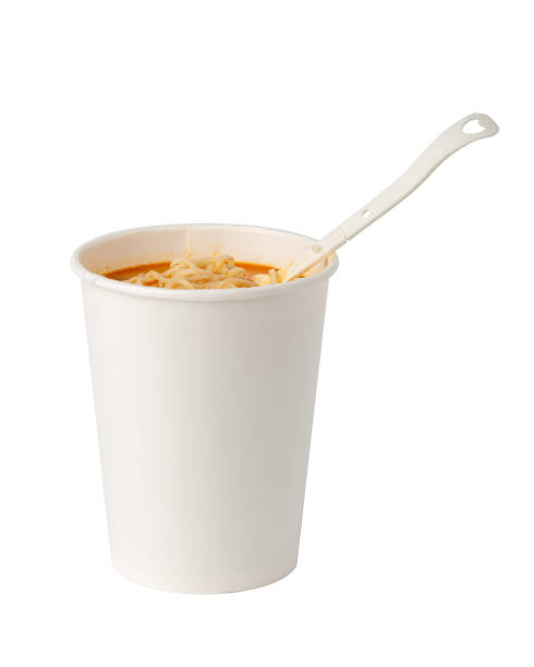 tasse nudel und gabel isoliert auf weißem hintergrund mit clipping-pfad - schnelle suppen stock-fotos und bilder