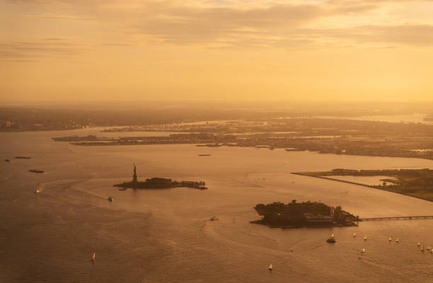 estátua de liberdade e ellis island new york - statue liberty statue of liberty ellis island - fotografias e filmes do acervo