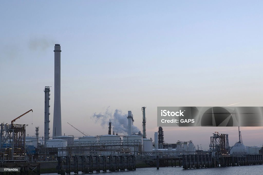 Wieżach destylacyjnych z Rafineria naftowa - Zbiór zdjęć royalty-free (Architektura)