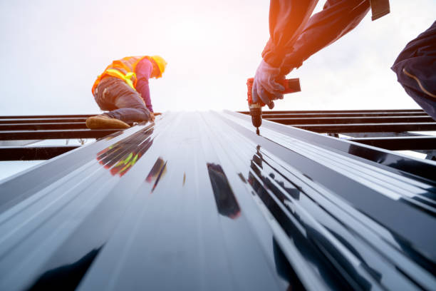 trabajador del techo en ropa y guantes uniformes de protección,concepto de edificio residencial en construcción. - roof metal house steel fotografías e imágenes de stock