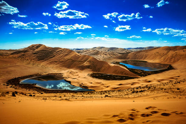 twin lakes in der badain jaran wüste - gobi desert stock-fotos und bilder