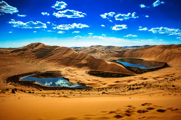 twin lakes en el desierto de badain jaran - gobi desert fotografías e imágenes de stock