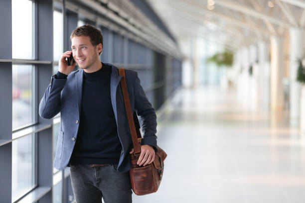 urban business man talking on smart phone - travel airport business people traveling imagens e fotografias de stock