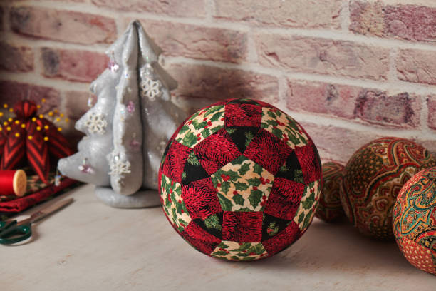 boule de décoration de noel cousue à partir de morceaux de tissus, accessoires de couture, patchwork traditionnel - christmas quilt sewing patchwork photos et images de collection