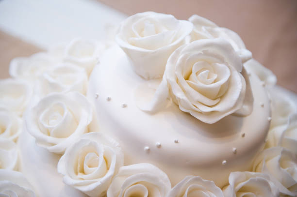 식용 장미로 장식 된 케이크의 상단, 클로즈업 - white icing 뉴스 사진 이미지