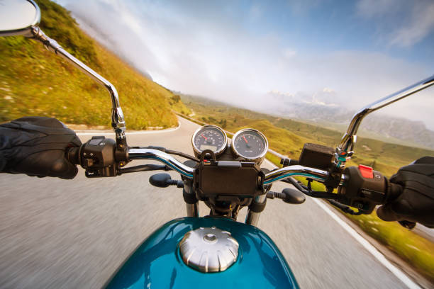 equitação do excitador da motocicleta na estrada alpina, vista dos guidões, dolomites, europa. - motorcycle handlebar road riding - fotografias e filmes do acervo