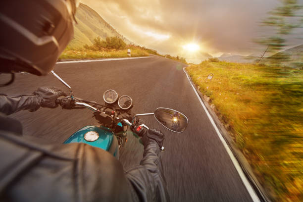 アルパインハイウェイに乗るオートバイの運転手、ハンドルバービュー、ドロミテ、ヨーロッパ��。 - motorcycle handlebar road riding ストックフォトと画像