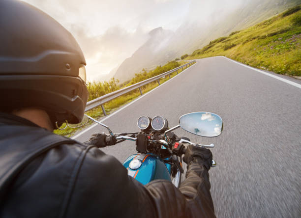アルパインハイウェイに乗るオートバイの運転手、ハンドルバービュー、ドロミテ、ヨーロッパ。 - motorcycle handlebar road riding ストックフォトと画像