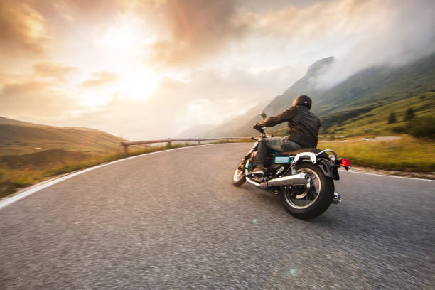 conducteur de moto conduisant dans le col de dolomite, italie, europe. - monter un animal ou sur un moyen de transport photos et images de collection