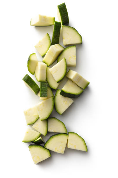 légumes : zucchini haché d'isolement sur le fond blanc - zucchini vegetable chopped portion photos et images de collection