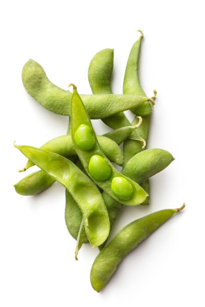 野菜:白い背景に孤立したエダマメ - soybean bean edamame pod ストックフォトと画像