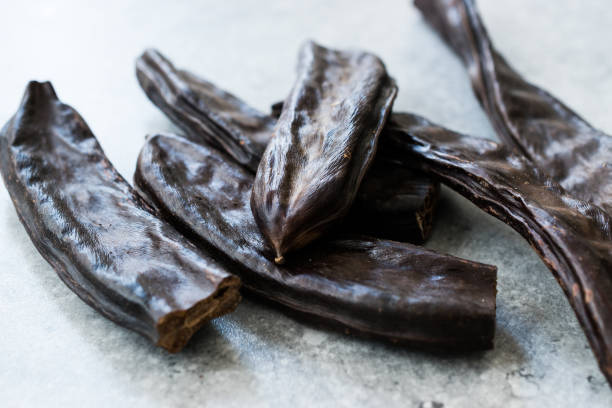 carob pods / ceratonia siliqua  ready to eat. - ceratonia imagens e fotografias de stock