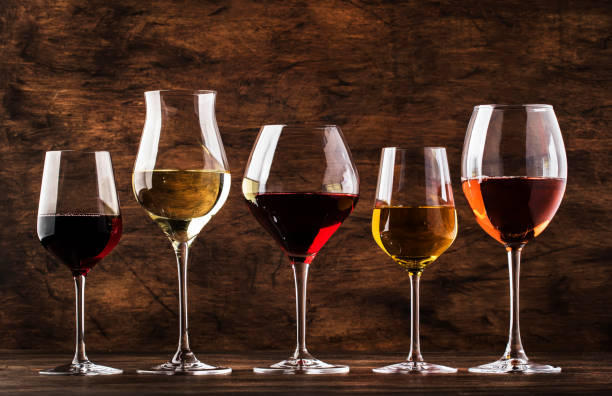 винный набор. красное, белое и розовое вино в ассортименте в бокалах. дегустация вин, винтажный деревянный фон, селективный фокус, копироват - wine cork white wine grape стоковые фото и изображения
