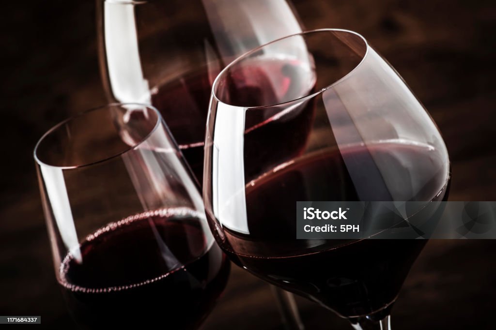 ワインテイスティングに赤ワインの選択。古い木製のテーブルの背景に特別なワイングラスで乾燥した、半乾燥、甘い赤ワイン。スペースのコピー - 赤ワインのロイヤリティフリーストックフォト