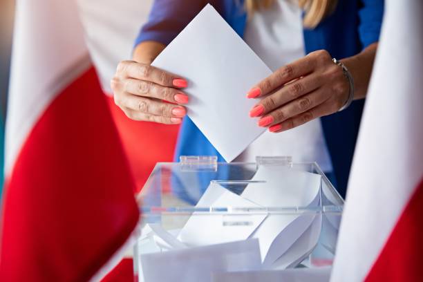 femme mettant son vote à l'urne - culture polonaise photos et images de collection