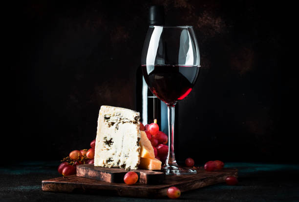 포트 와인과 블루 치즈, 소박한 스타일의 정물, 빈티지 나무 테이블 배경, 선택적 초점 - wine cheese glass gourmet 뉴스 사진 이미지