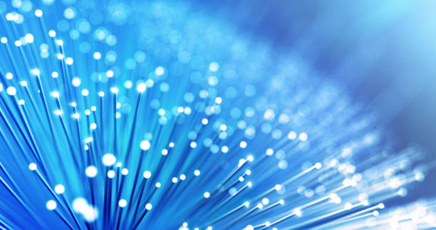 cables de fibra óptica - transferencia global de datos - fiber optic computer network communication blue fotografías e imágenes de stock