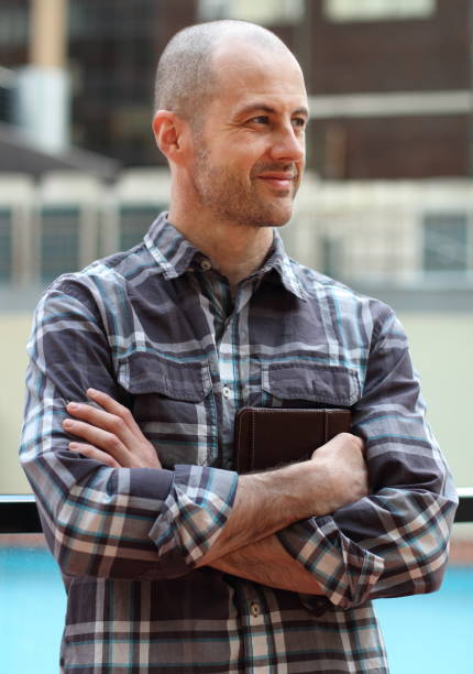 muž držící svůj deník - austrálie fotky - stock snímky, obrázky a fotky