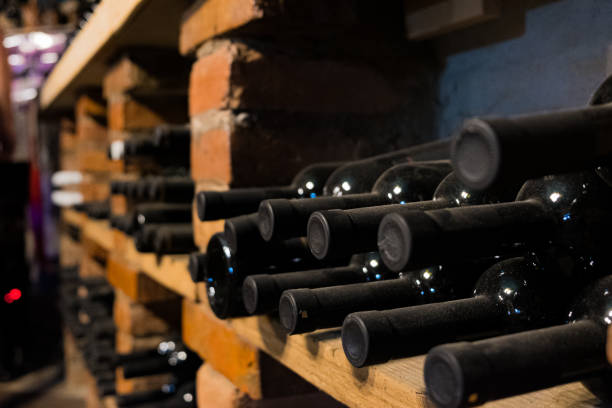 地下室のワインのボトル、選択的な焦点。 - corked ストックフォトと画像