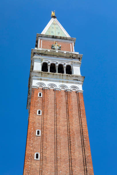 st. mark's campanile, à venise - st marks cathedral photos et images de collection