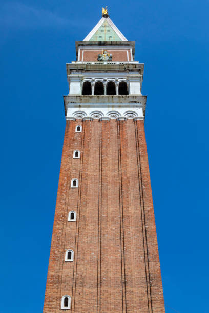 st. mark's campanile, à venise - st marks cathedral photos et images de collection