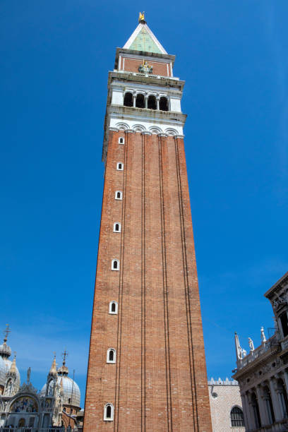 st. mark's campanile, à venise - st marks cathedral photos et images de collection