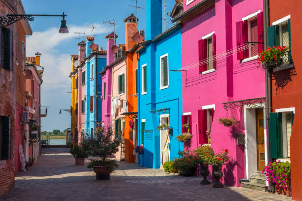 이탈리아 부라노 섬의 아름다운 멀티 컬러 하우스 - venetian lagoon italy flower shutter 뉴스 사진 이미지