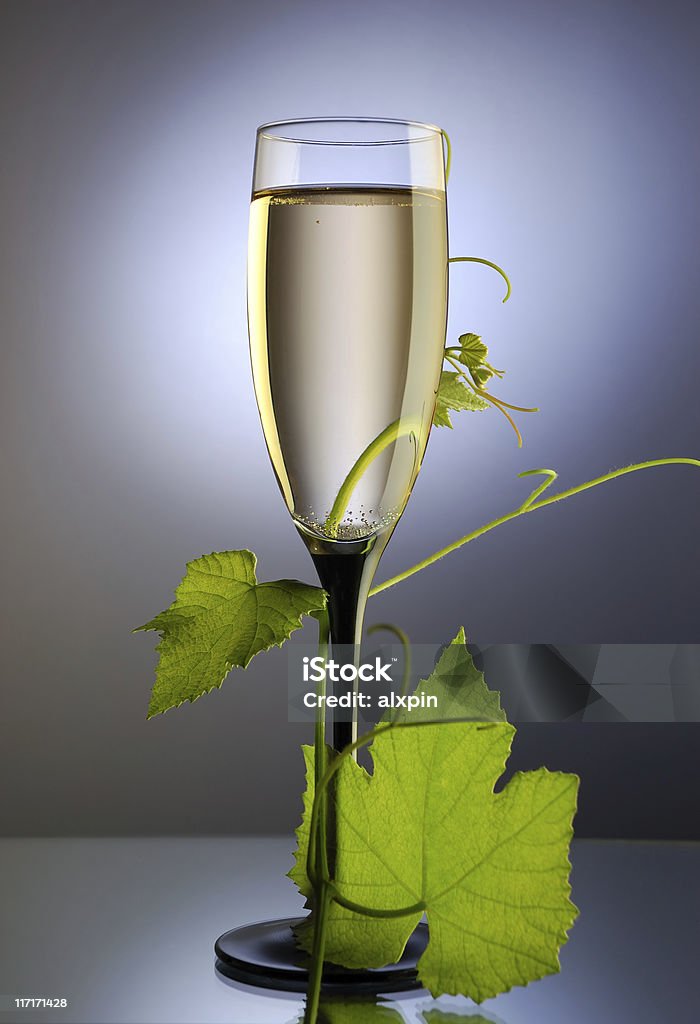 ガラスの白ワイン、グレープの葉 - お祝いのロイヤリティフリーストックフォト