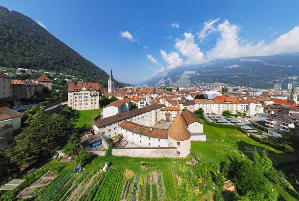 panorama szerokokątna starego miasta chur (coire), graubunden, szwajcaria. - chur zdjęcia i obrazy z banku zdjęć