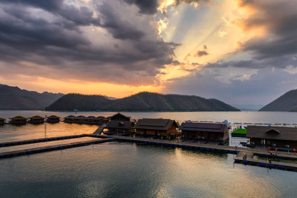 cenário do recurso de madeira da jangada que flutua na represa de srinakarin na noite - rafting thailand river inflatable raft - fotografias e filmes do acervo