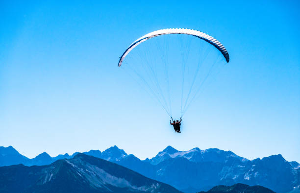 paralotnia - extreme sports parachute copy space parachuting zdjęcia i obrazy z banku zdjęć