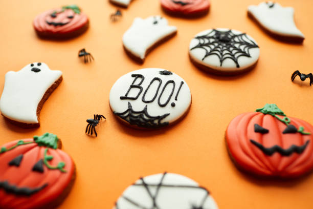 nahaufnahme süßen zucker halloween cookies mit glasur, fokus auf boo inschrift auf cookie geschrieben - close up cookie gourmet food stock-fotos und bilder