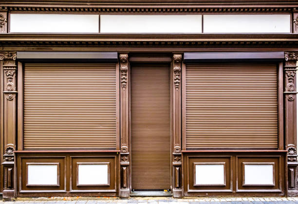 stary front sklepu - shutter wood window europe zdjęcia i obrazy z banku zdjęć