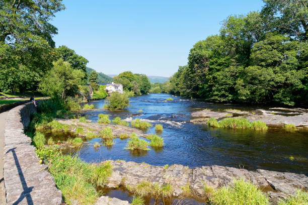 ウェールズのランゴレンにある高速流れるディー川のベズディー。 - dee river river denbighshire wales ストックフォトと画像